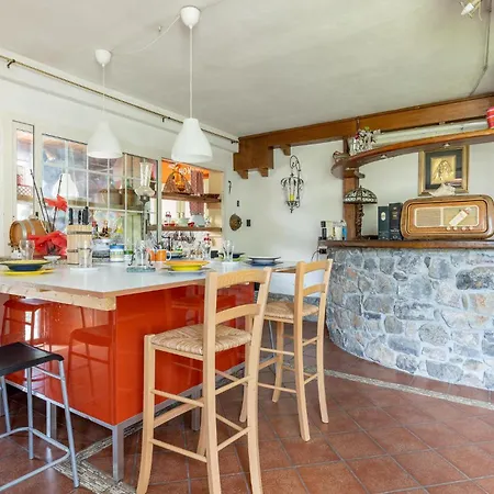 5 Bedroom Gorgeous In Casa de Férias