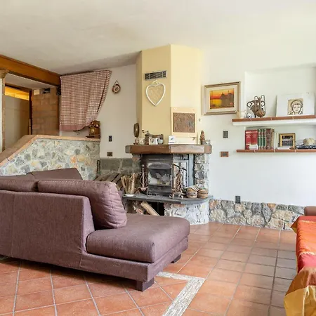 5 Bedroom Gorgeous In Casa de Férias Podenzana
