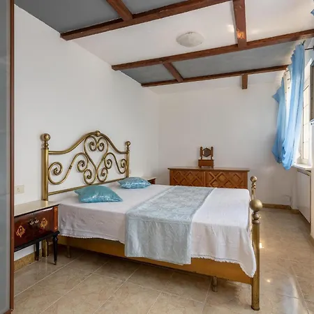 5 Bedroom Gorgeous In Podenzana